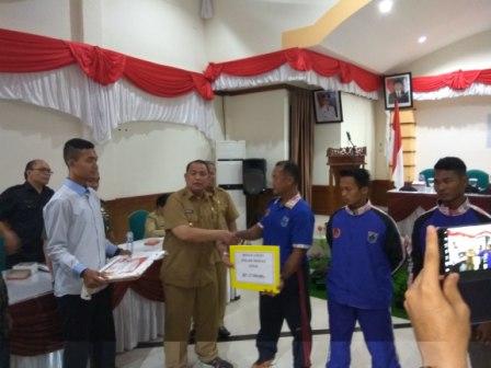 Pj Bupati Mentawai Syafrizal menyerahkan bonus atlet mentawai